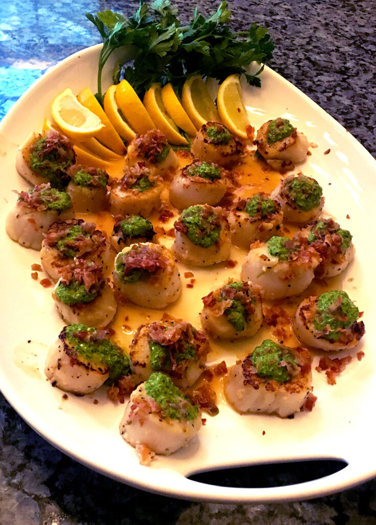 Appetizer of seasoned and seared scallops